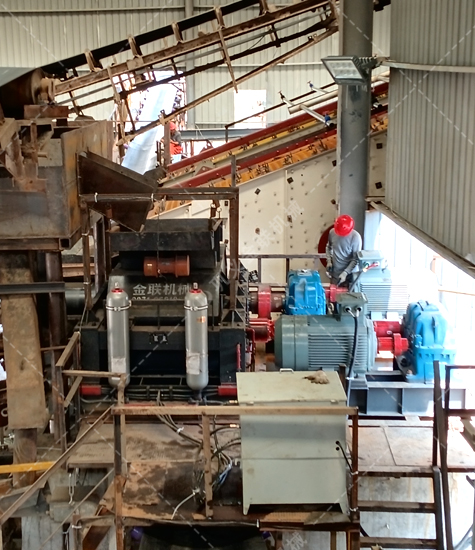 大型全自動液壓對輥制砂機(jī)安裝現(xiàn)場