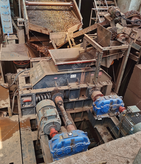 半自動液壓對輥破碎機(jī)制砂生產(chǎn)線現(xiàn)場