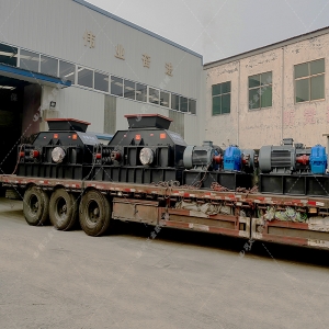 兩臺大型對輥制砂機(jī)設(shè)備發(fā)貨圖片