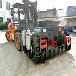 2PGY1007液壓對輥制砂機發往江蘇 