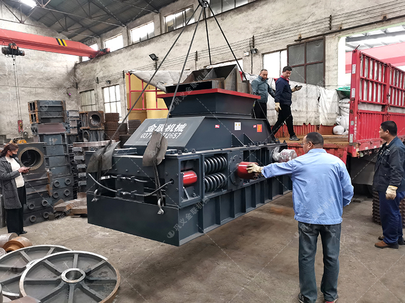 2PG1000x700中型半自動液壓對輥制砂機發(fā)貨