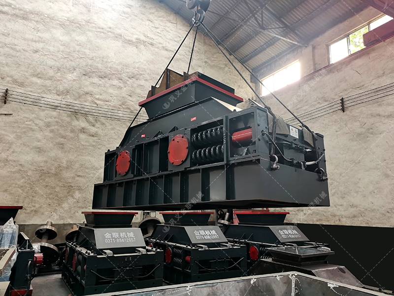 2PG1000x700中型半自動液壓對輥制砂機發(fā)貨