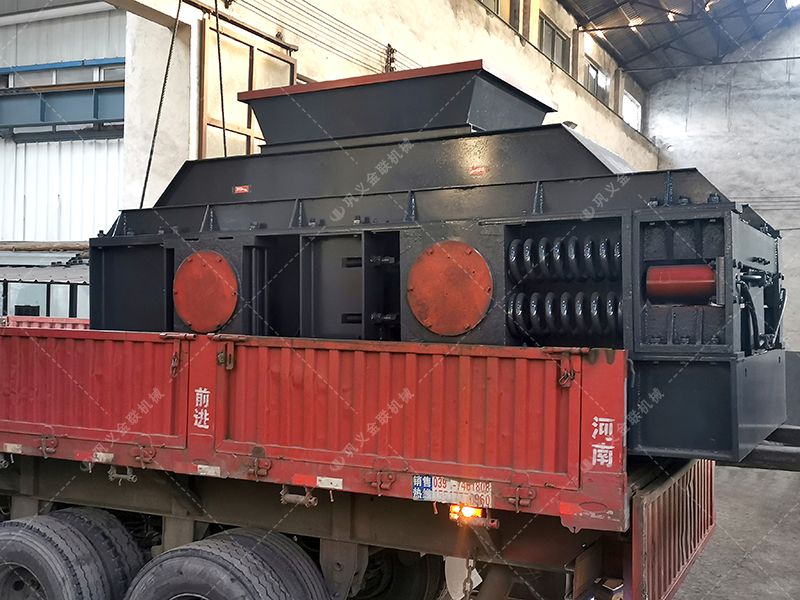 大型鵝卵石破碎機設備發貨 兩臺破碎機發往新疆