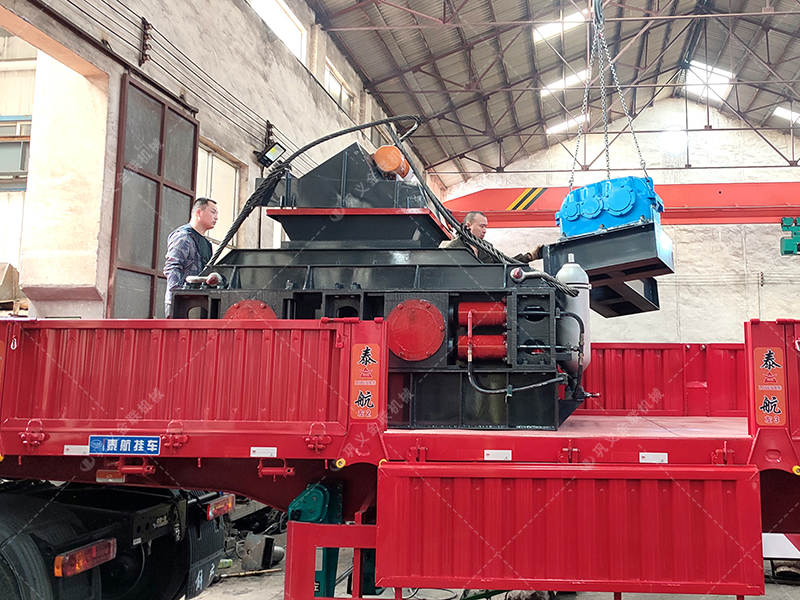 大型直連式液壓對(duì)輥制砂機(jī)-液壓對(duì)輥破碎機(jī)發(fā)往湖北