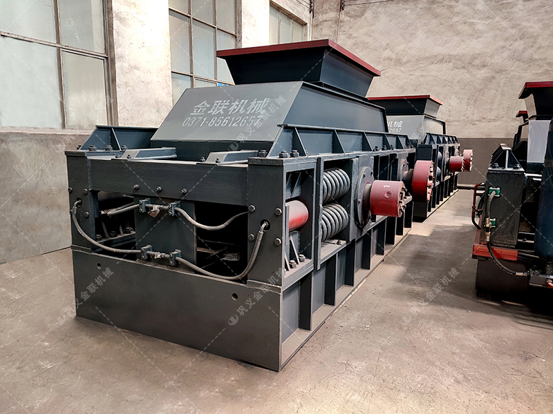 中大型半自動(dòng)對(duì)輥破碎機(jī)發(fā)往河南洛陽處理河卵石