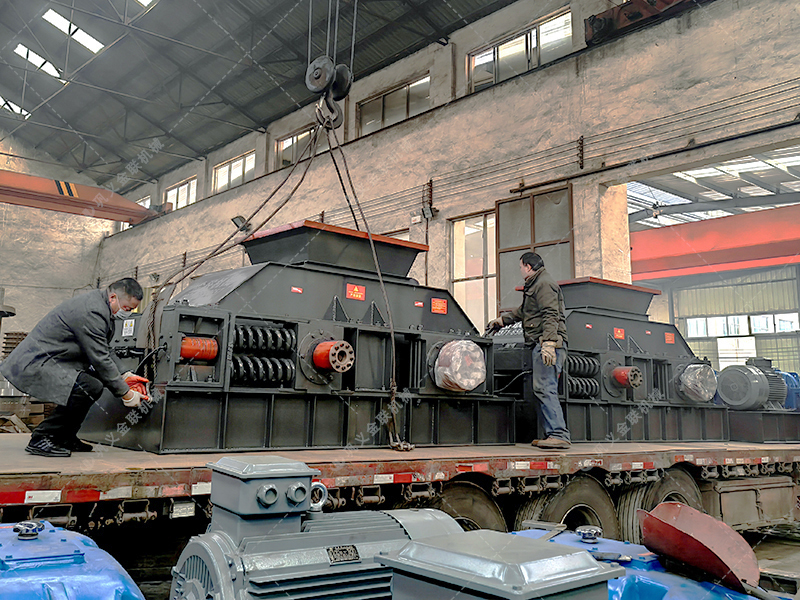 兩臺超大型半自動液壓對輥制砂機發往湖北襄陽征戰沙場