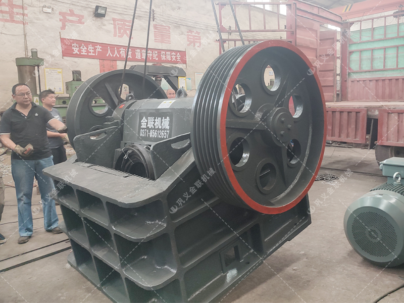 小型顎式破碎機發貨圖片_發往重慶_破碎礦石