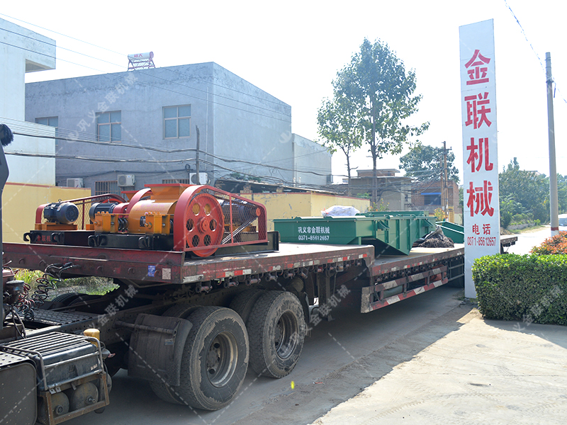 兩臺小型對輥破碎機和直線篩發(fā)貨圖片_發(fā)往江蘇南通_處理硅石