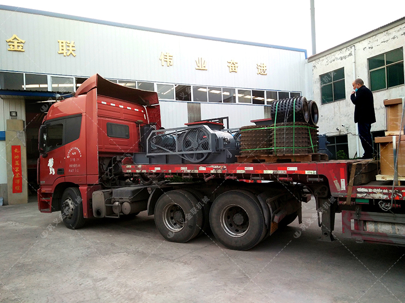 小型對輥機(jī)和雙齒輥發(fā)貨圖片_發(fā)往河南登封_破碎保溫陶瓷