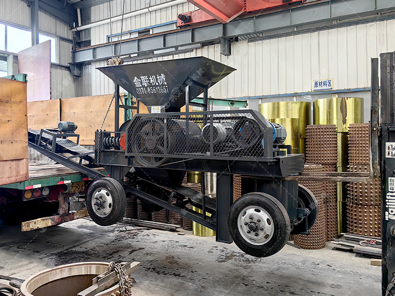 2PG小型移動對輥破碎機發貨現場圖片_發往江西撫州